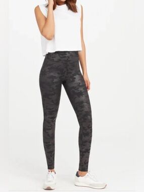 SPANX Faux Leather Camo
Leggings - Matte Black Camo